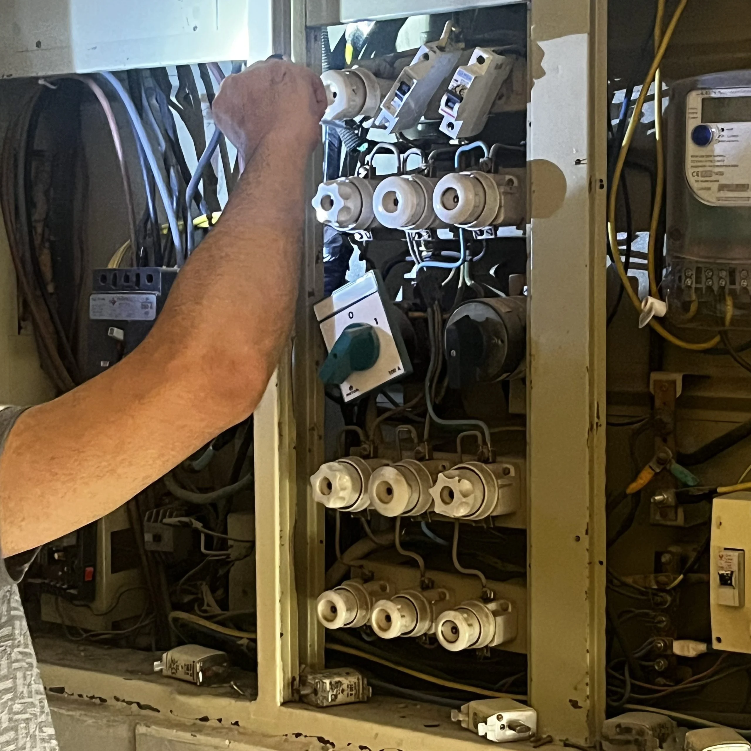 Elektrik teknisyeninin tesisat ve elektrik arızası üzerinde güvenli kontrol çalışması