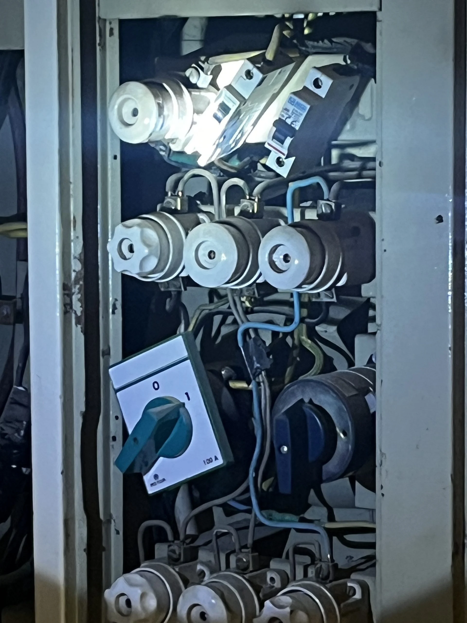 Adana Barış Manço Bulvarı elektrikçi yerinde arıza tespiti